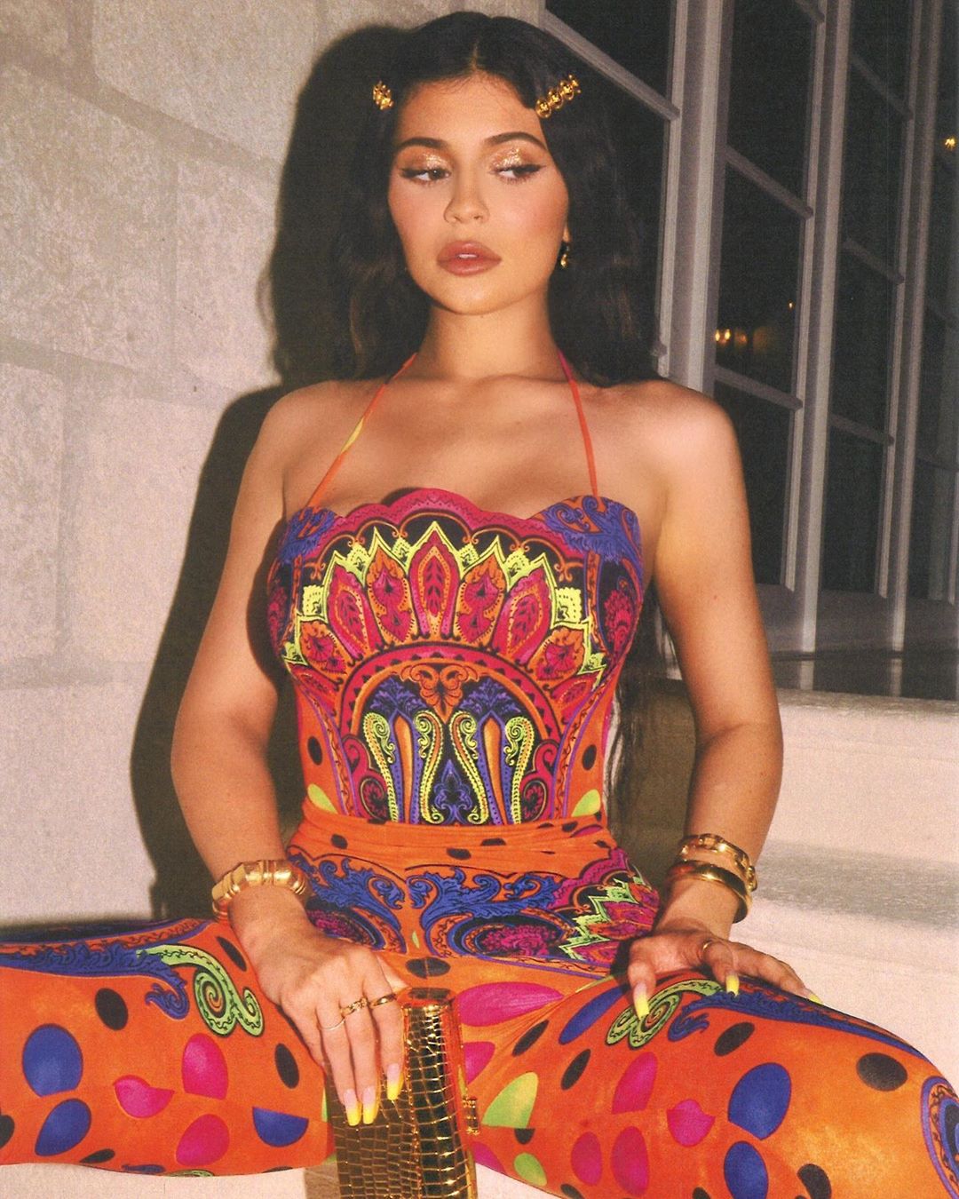 Кайли Дженнер соблазняет пышными формами в "голом" купальнике и винтажных нарядах Versace