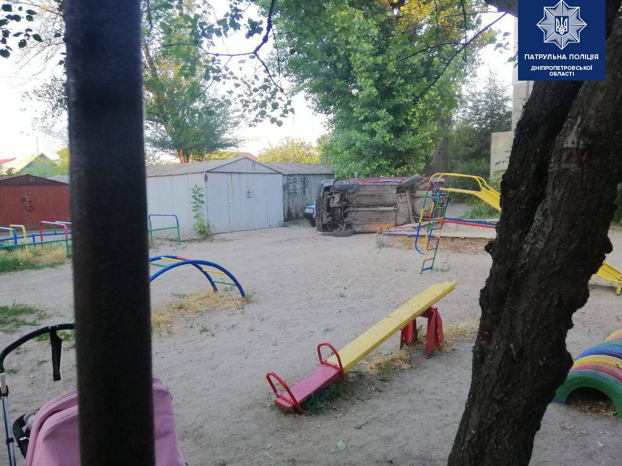 У Дніпрі водій влетів на дитячий майданчик (фото)