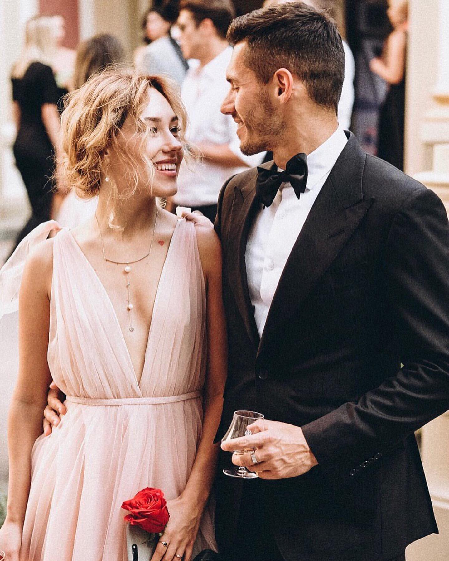 "Чувствую себя прицессой": победительница Холостяк 9 похвасталась уникальным платьем для красной дорожки