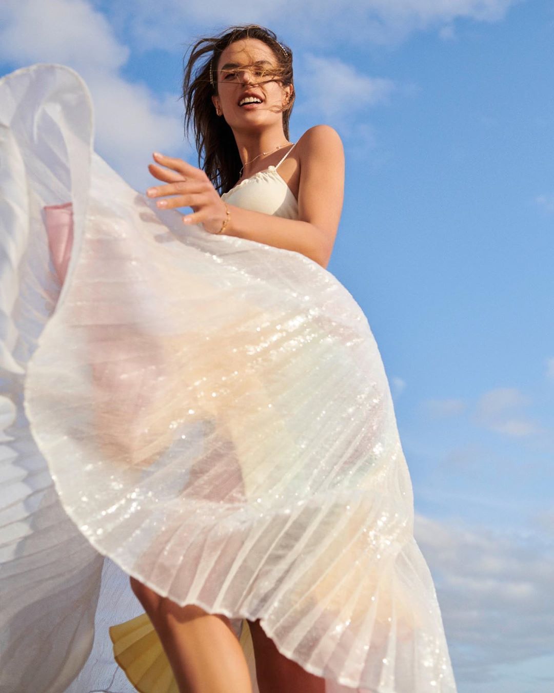 Пляжный ангел: Алессандра Амбросио заворожила невесомым летним образом  total white