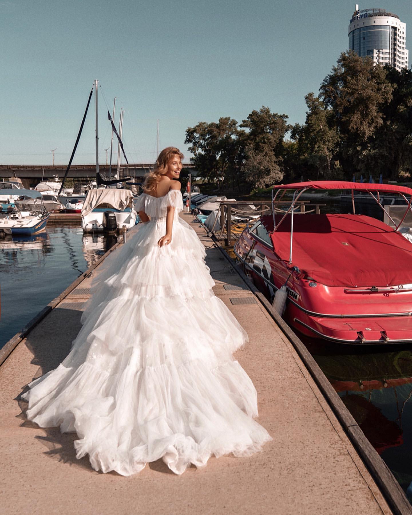 "Многие догадались": победительница Холостяк 9 озадачила фото в свадебных платьях