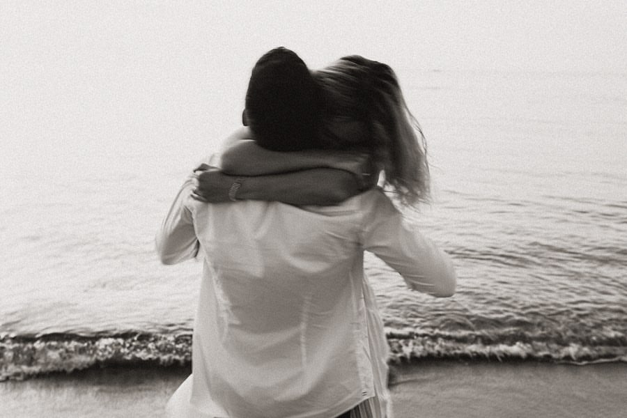 "Идеальнее не придумать": Холостяк 9 с избранницей отдались чувствам на пляже