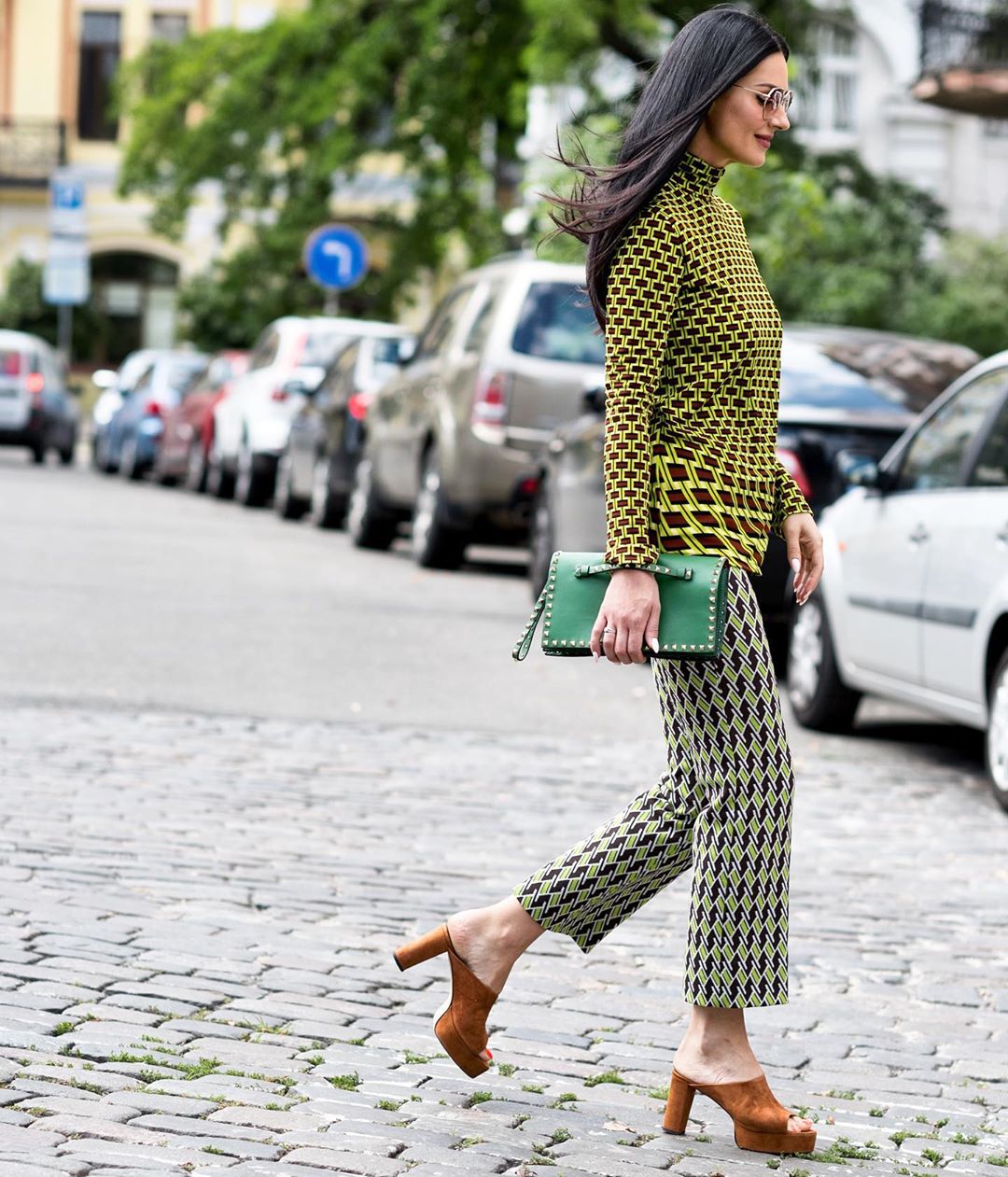 Стильна Маша Єфросиніна захопила стріт-стайл образом у вбранні від PRADA