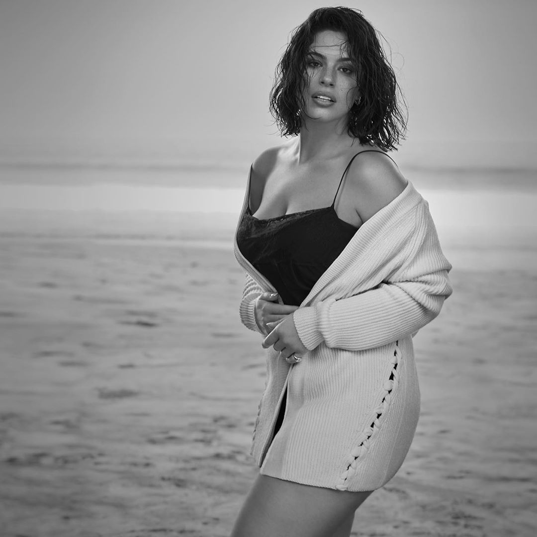 Пышнотелая модель Эшли Грэм устроила жаркую фотосессию в откровенном наряде