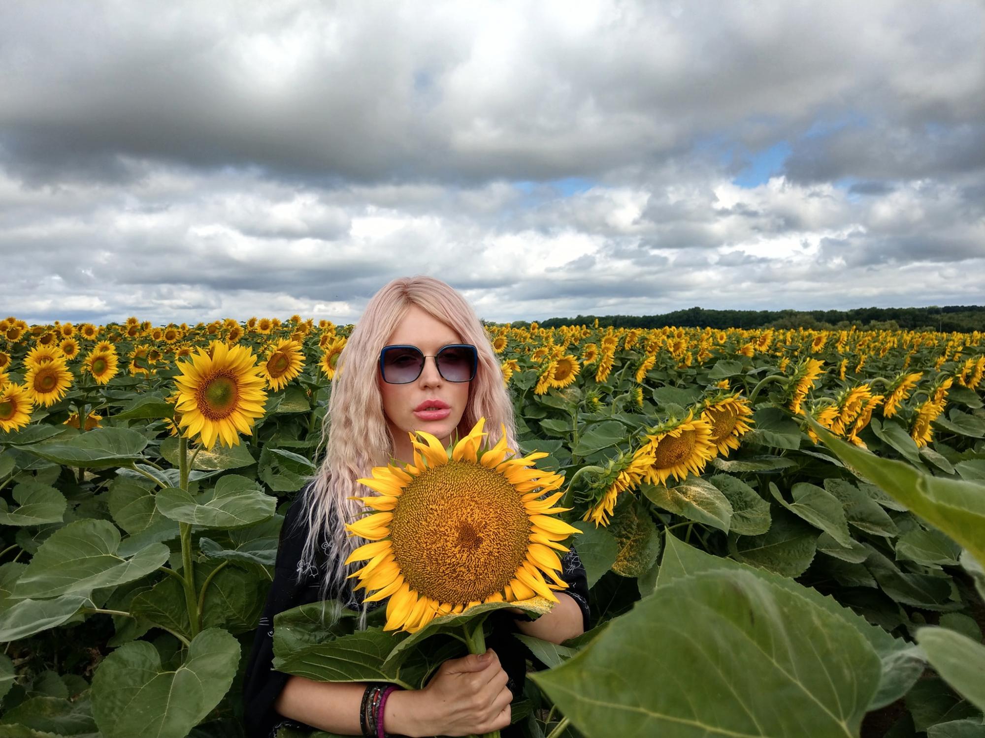 Травесті-діва Монро влаштувала яскраву фотосесію серед соняшників