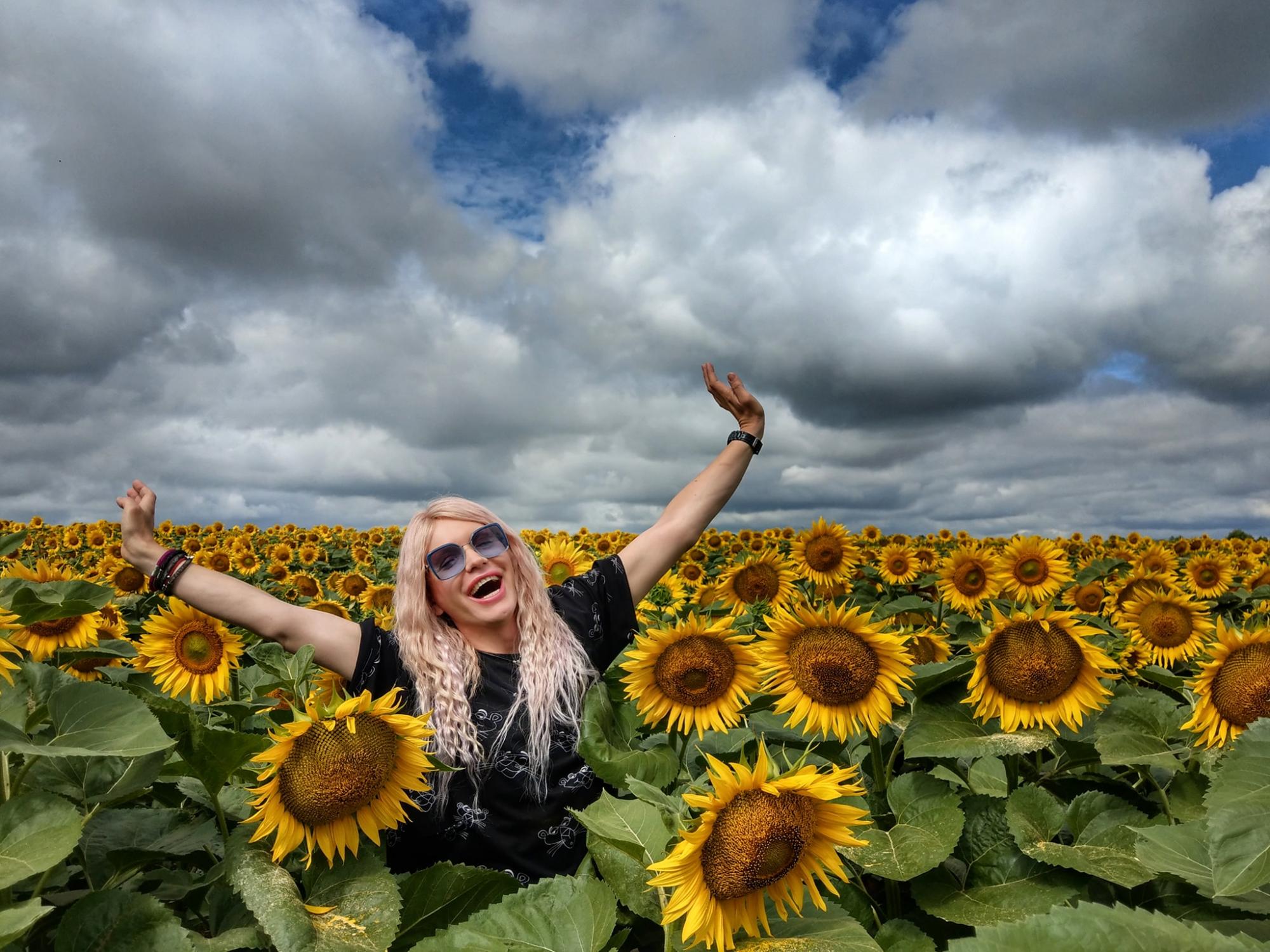 Травесті-діва Монро влаштувала яскраву фотосесію серед соняшників