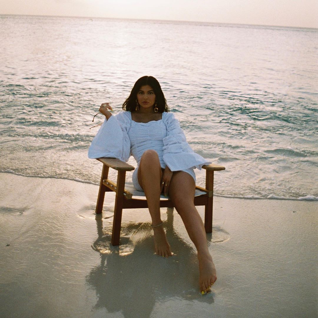 Занадто гаряче! Кайлі Дженнер спокушає пишними формами у відвертому бікіні