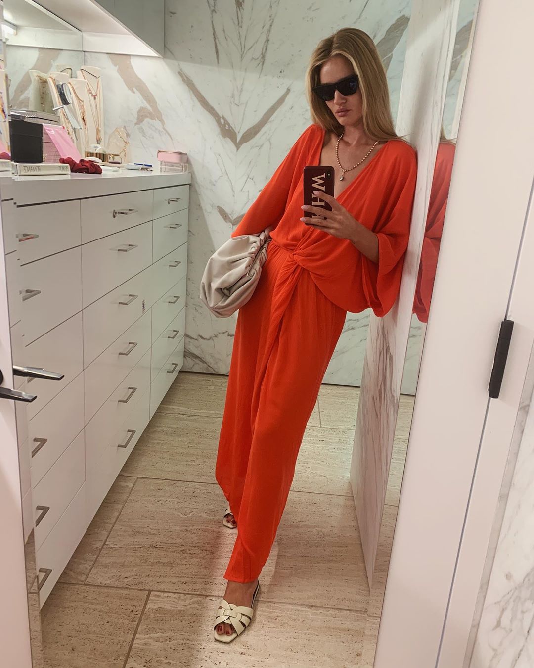 Взять на заметку: Роузи Хантингтон-Уайтли демонстрирует любимые вещи и учит их сочетать