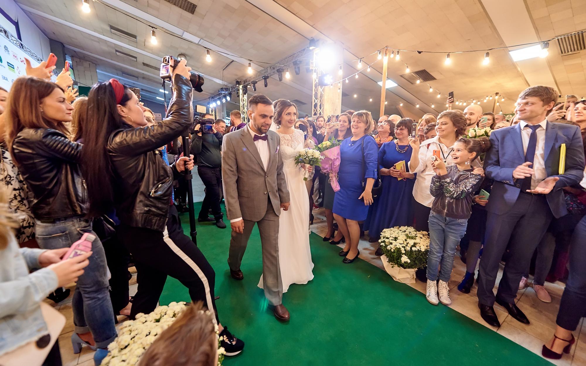 Горбунов - почесний свідок: у Києві на прем'єрі комедії "Скажене Весілля" одружили пару
