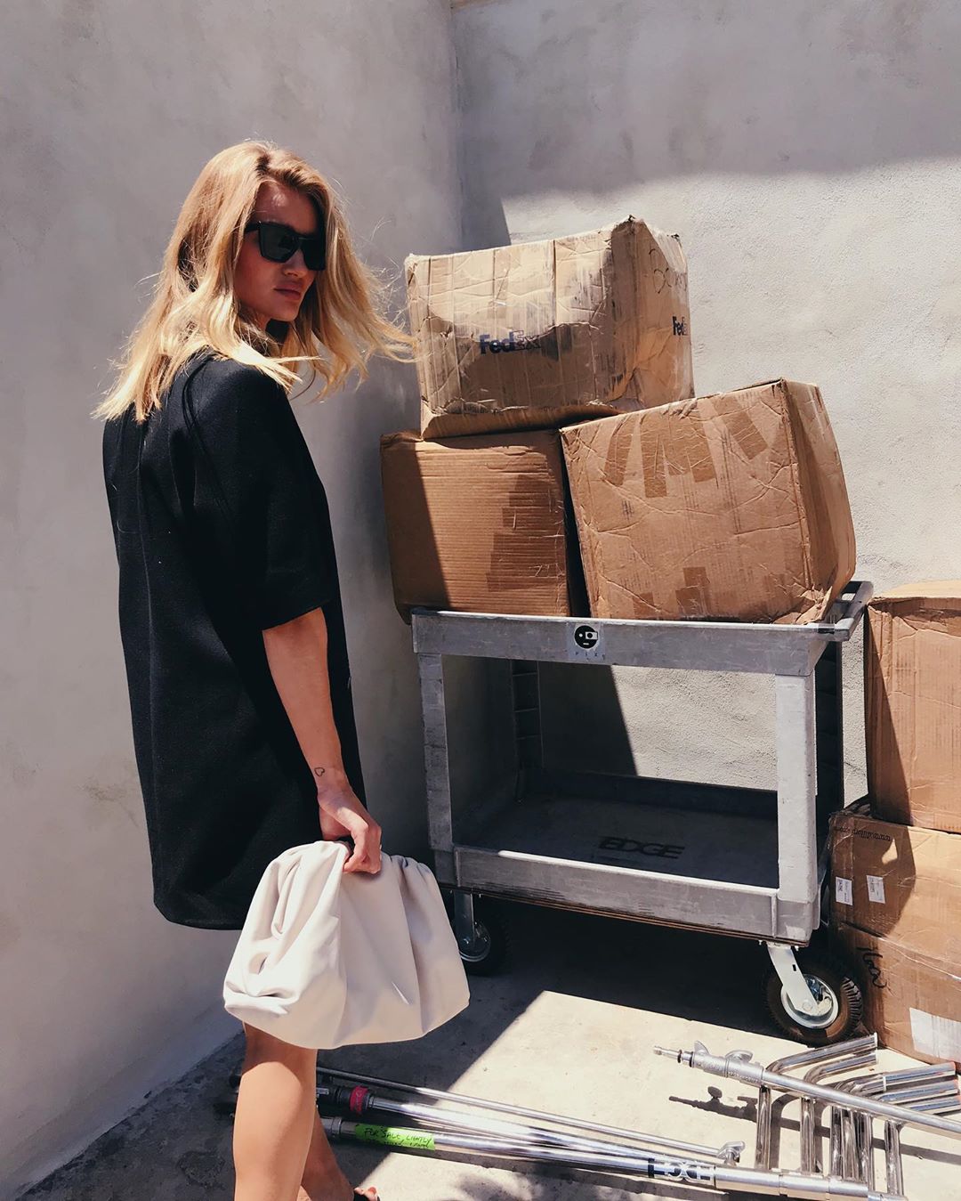 Икона стиля: Роузи Хантингтон-Уайтли блеснула стройными ногами и безупречным вкусом