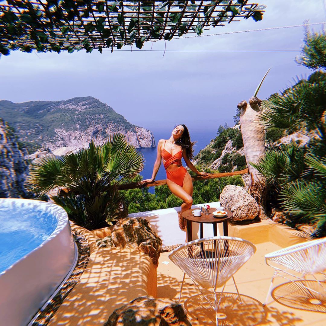 В объятиях любимого: Алессандра Амбросио демонстрирует пылкие чувства и соблазнительную фигуру