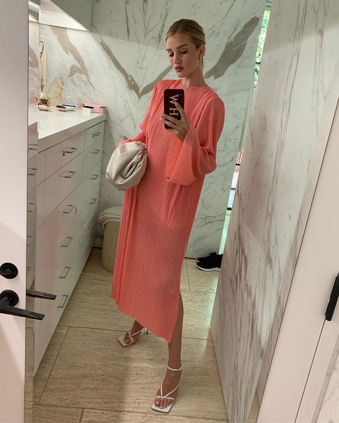 Уроки стилю: Роузі Хантінгтон-Уайтлі показала, як носити трендові речі сезону