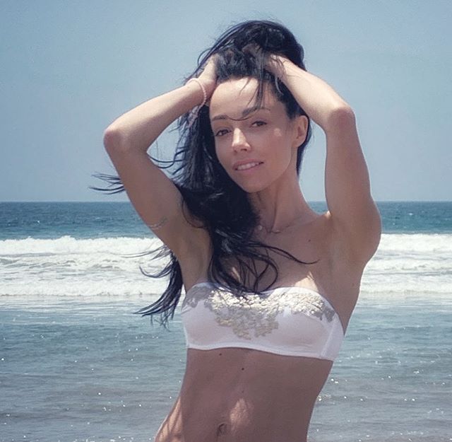 У мереживному купальнику і шовковому халаті: Катерина Кухар зарядила осінньою мотивацією