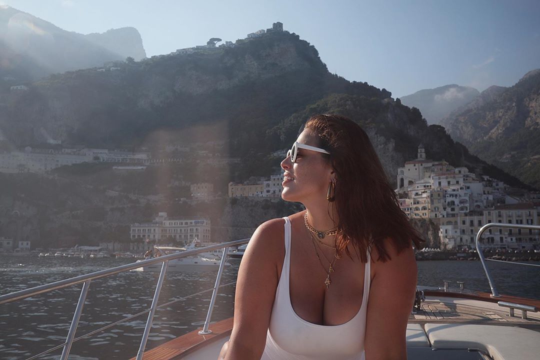 Пышнотелая модель Эшли Грэм устроила жаркую фотосессию в откровенном наряде