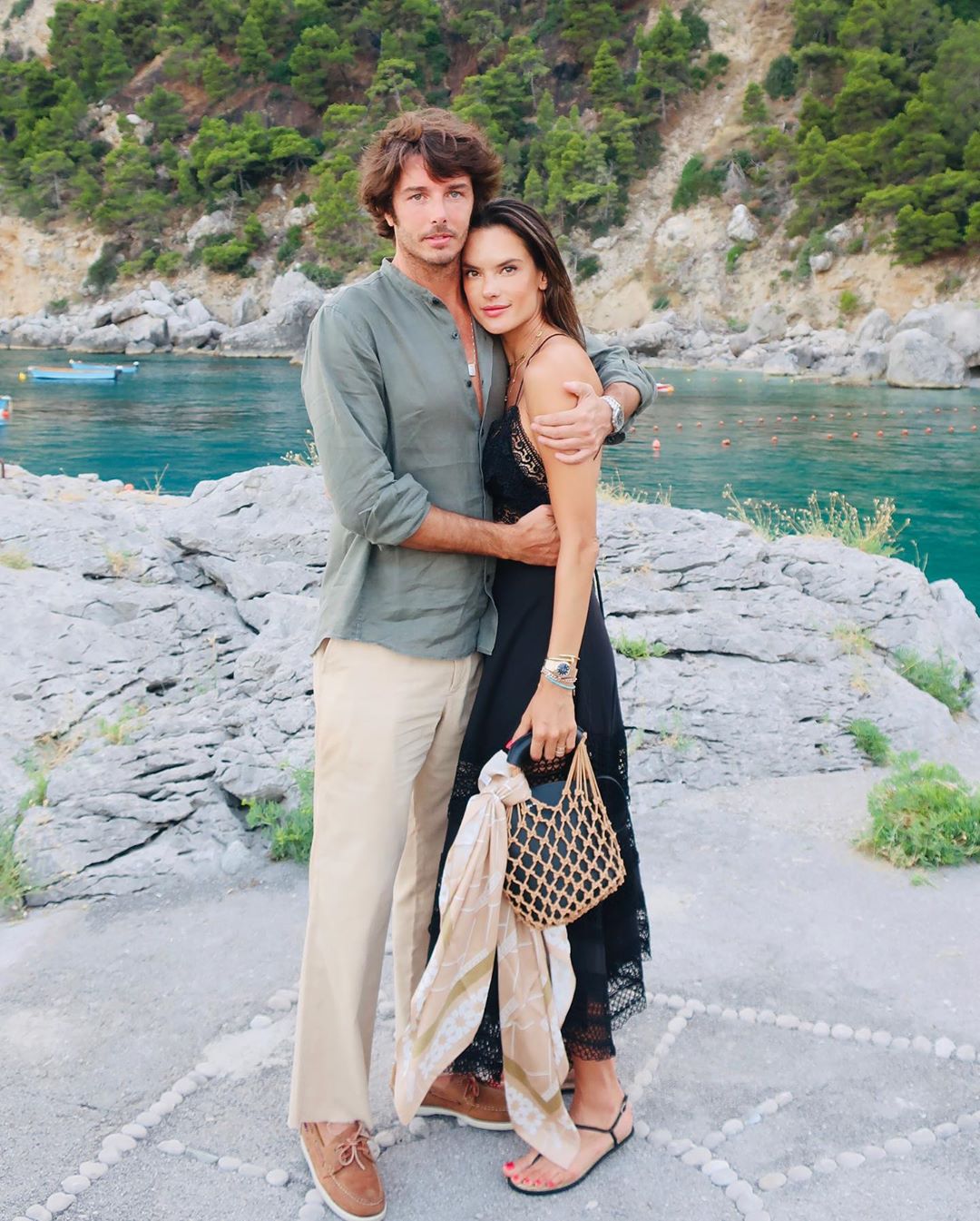 В соблазнительных нарядах и объятиях любимого: Алессандра Амбросио показала жаркие кадры с отдыха