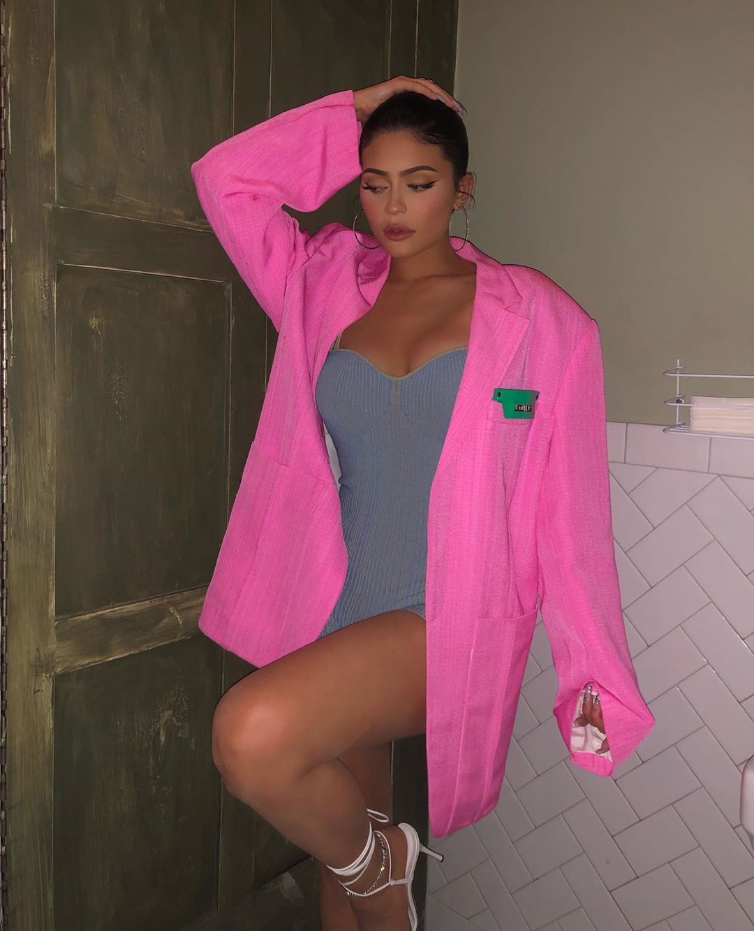 Страсти накаляются: Кайли Дженнер позирует в ярком образе и в объятиях любимого