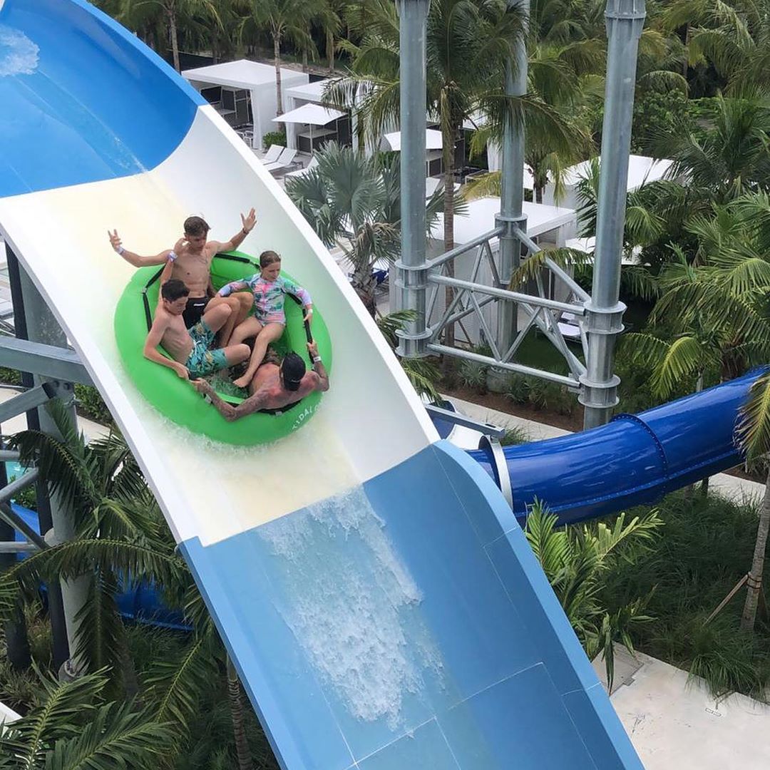 На отдых всей семьей! Виктория и Дэвид Бекхэм отправились с детьми в Майами