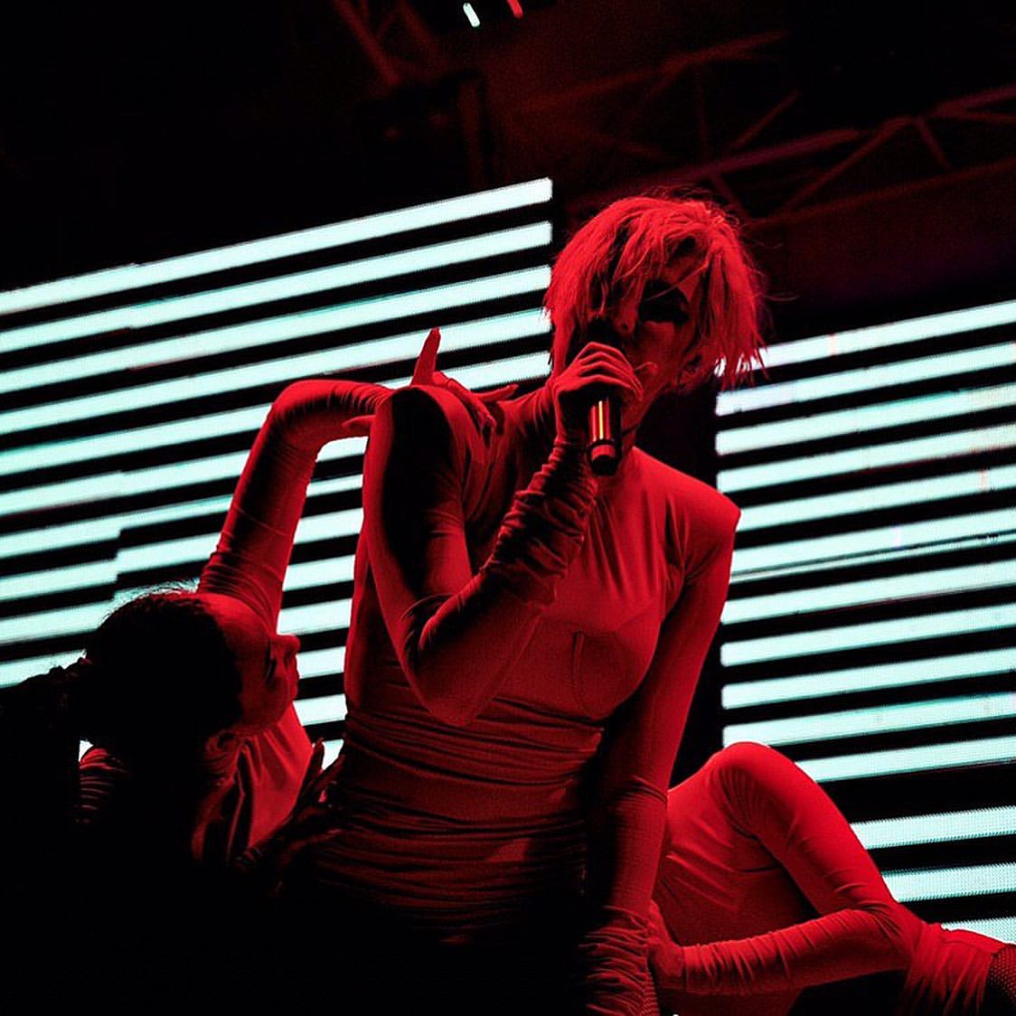 Латексная гейша MARUV всколыхнула сеть супероткровенными танцами в новом клипе