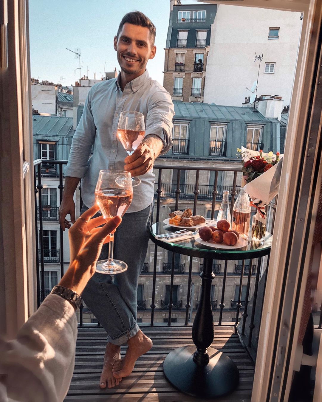 "Созданы друг для друга": Холостяк 9 умилил романтическим кадром с любимой в Париже