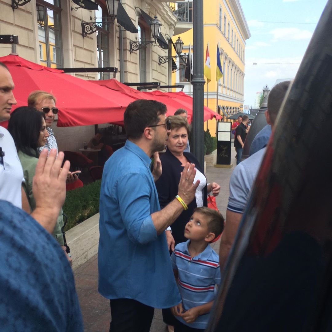 Зеленський в чорних окулярах прийшов на "Лігу сміху": з'явилися фото