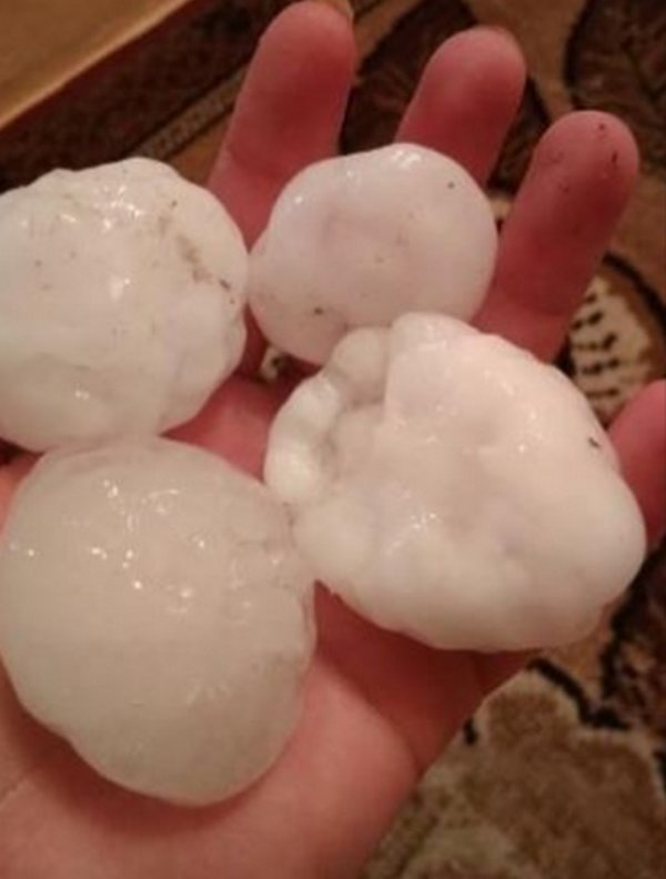 В Україні випав град-гігант: вражаючі фото і відео