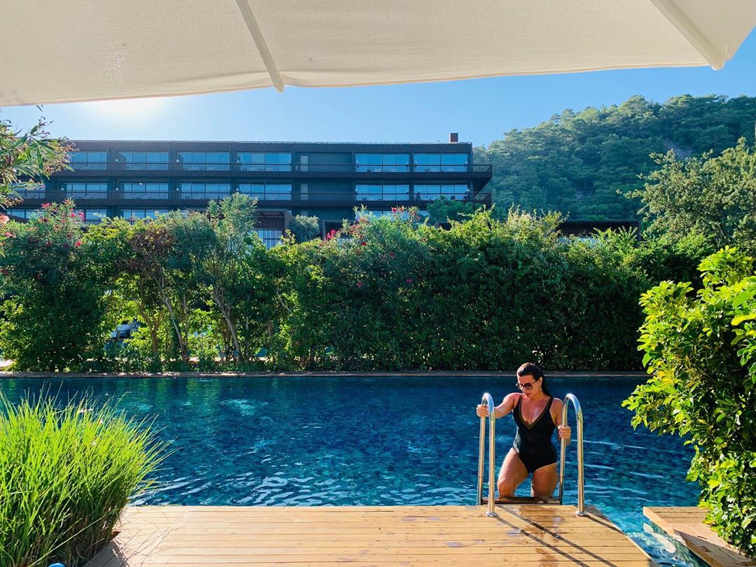 &quot;Дівчина Бонда&quot;: дружина MONATIK'а зачарувала &quot;гарячою&quot; фігурою в купальнику