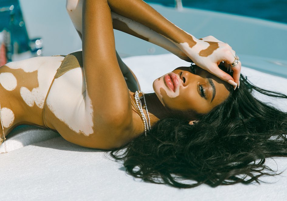 Полуголая и в блестках: Винни Харлоу засыпала сеть пикантными кадрами с дня рождения