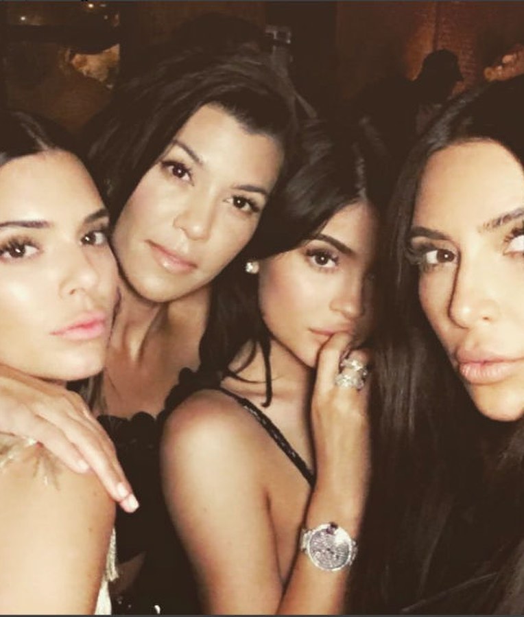 Що б я без вас робила! Кім Кардашьян зворушила мережу рідкісними фото з сестрами