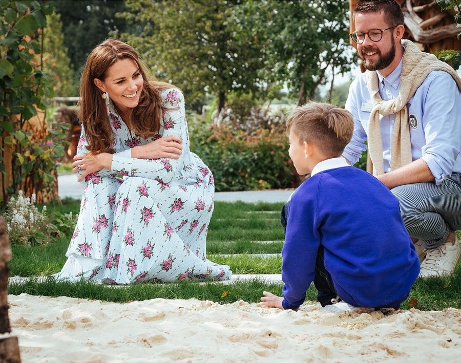 Сама чарівність: Кейт Міддлтон здивувала незапланованим виходом у світ в жіночому вбранні