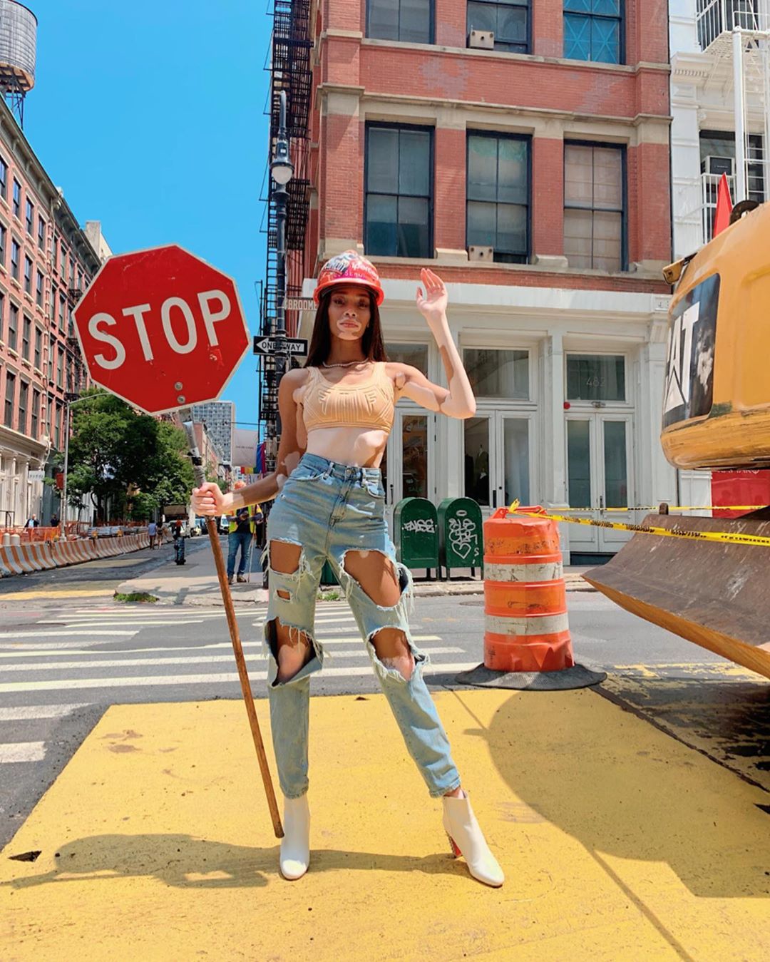 Соблазнительный рабочий: Винни Харлоу демонстрирует идеальную фигуру в дерзком образе