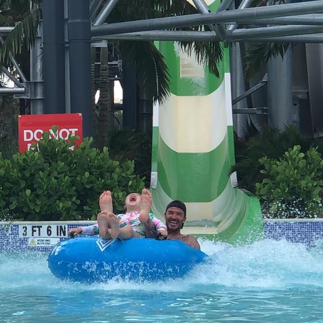 На отдых всей семьей! Виктория и Дэвид Бекхэм отправились с детьми в Майами