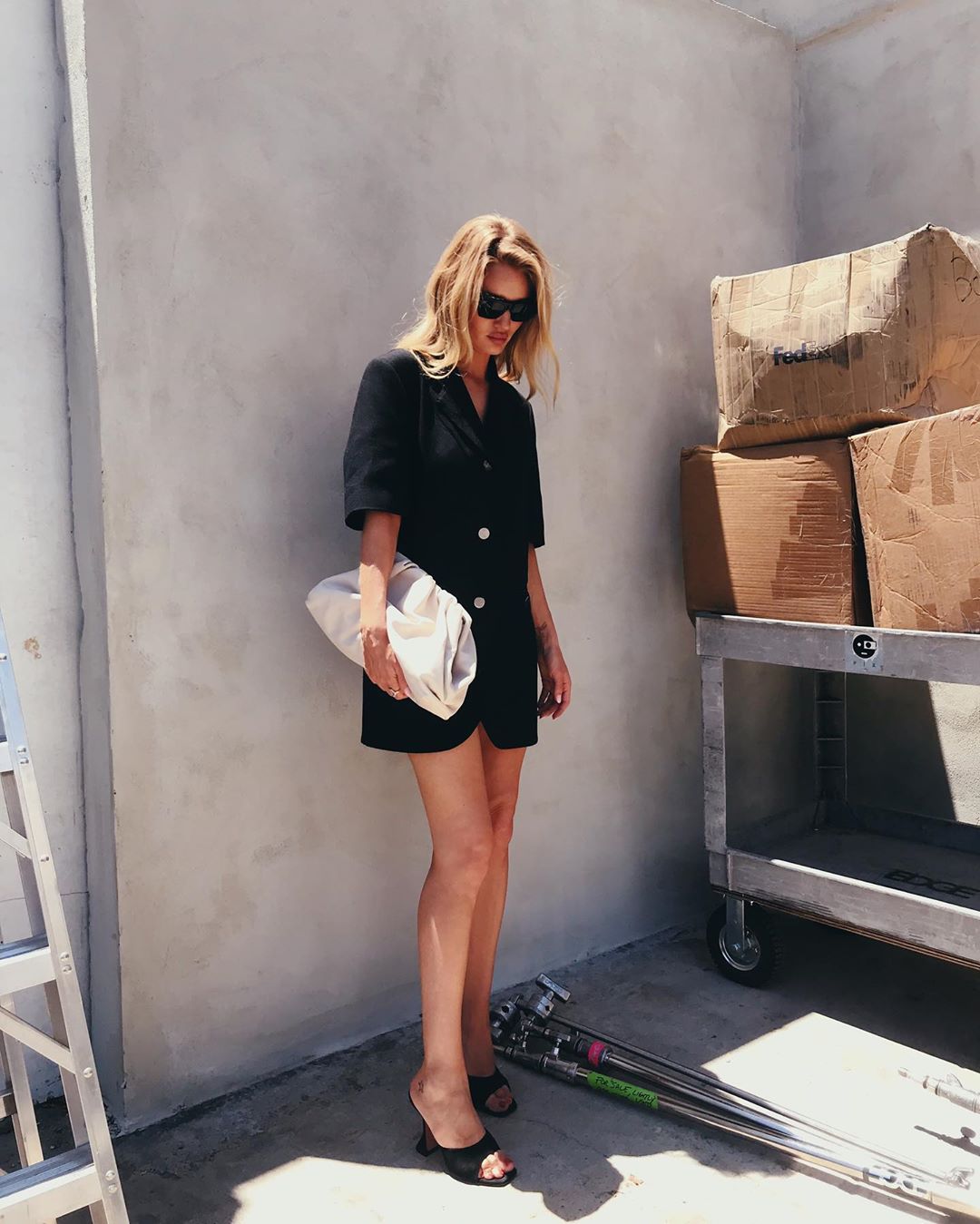 Икона стиля: Роузи Хантингтон-Уайтли блеснула стройными ногами и безупречным вкусом