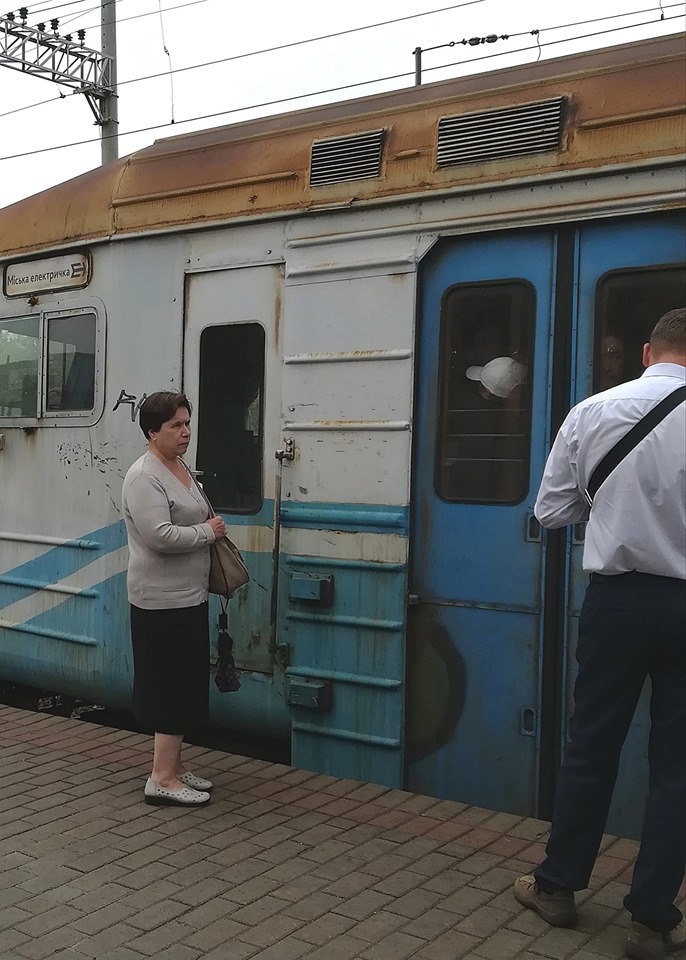 Це ж так небезпечно: фото київської електрички розгнівало користувачів мережі