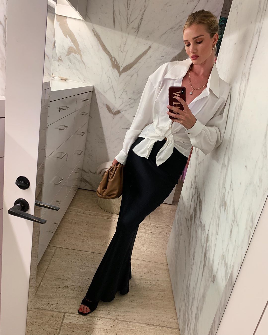 Уроки стилю: Роузі Хантінгтон-Уайтлі показала, як носити трендові речі сезону