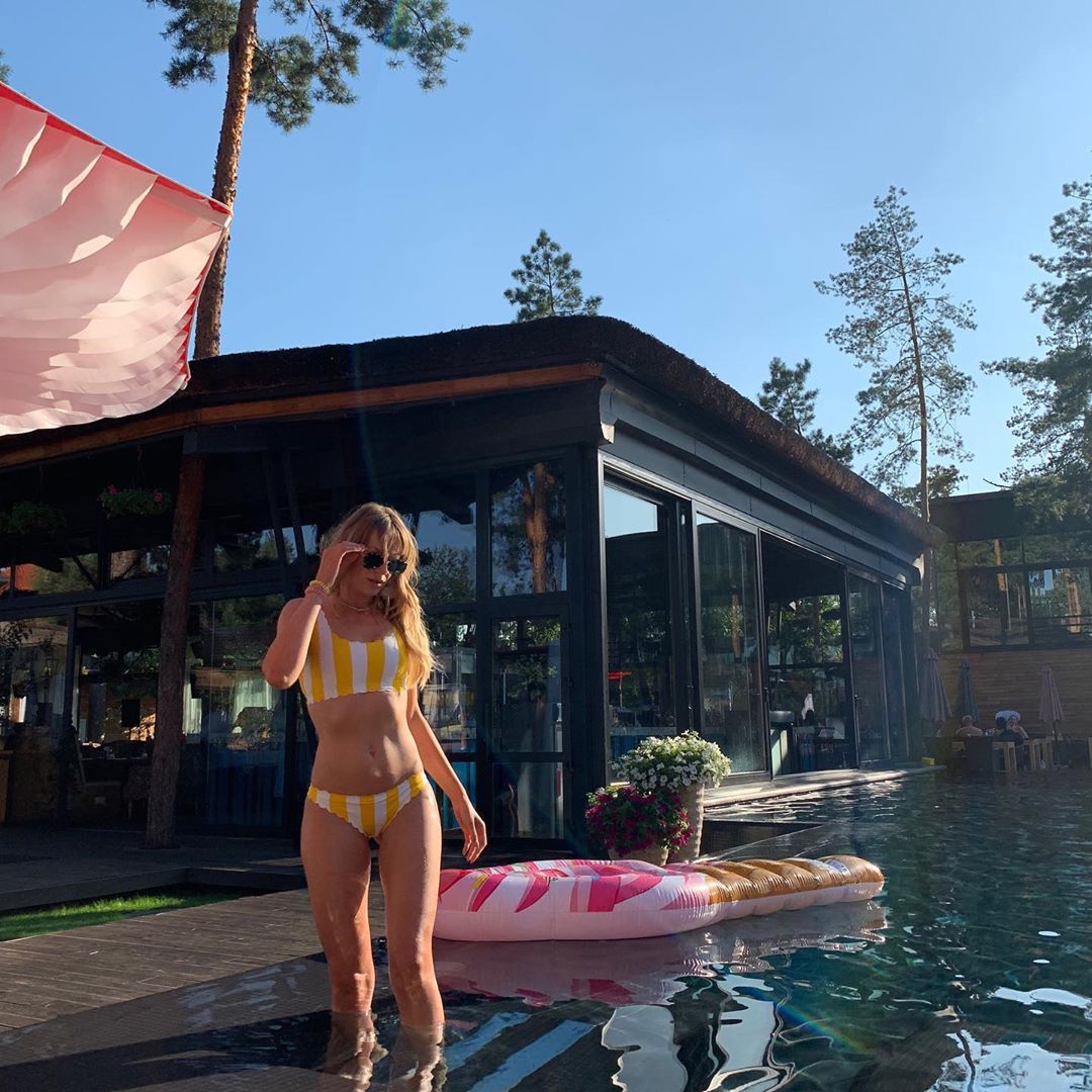 "Ноги від вух": Леся Нікітюк в басейні похвалилася ідеальними формами в смугастому купальнику