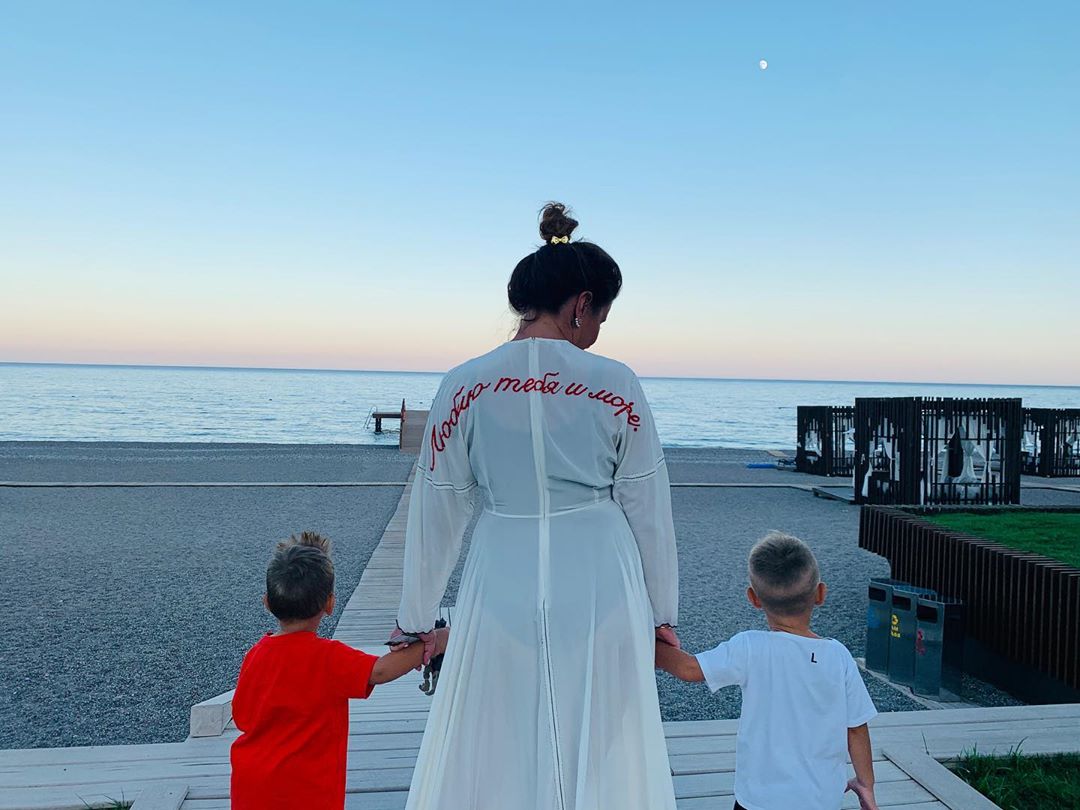 "Люблю тебя и море": жена MONATIK'а очаровала сеть фото с сыночками