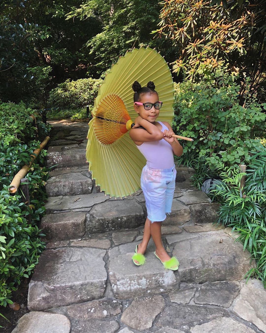 Горячо! Ким Кардашьян показала соблазнительную фигуру в латексном купальнике