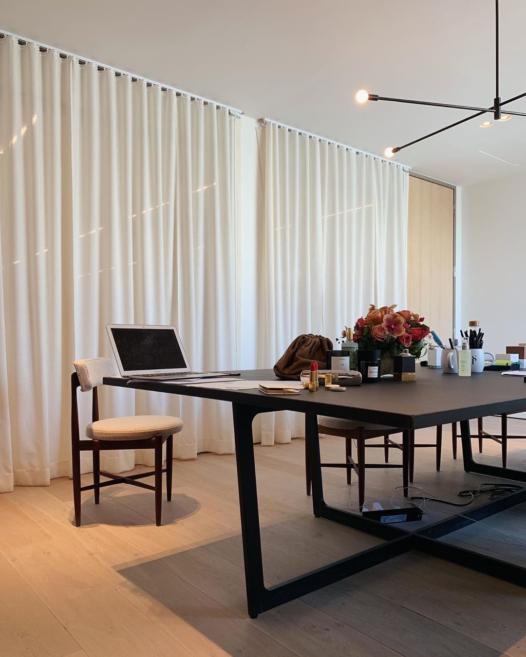 Просто и эффектно: безупречный офисный образ от Роузи Хантингтон-Уайтли