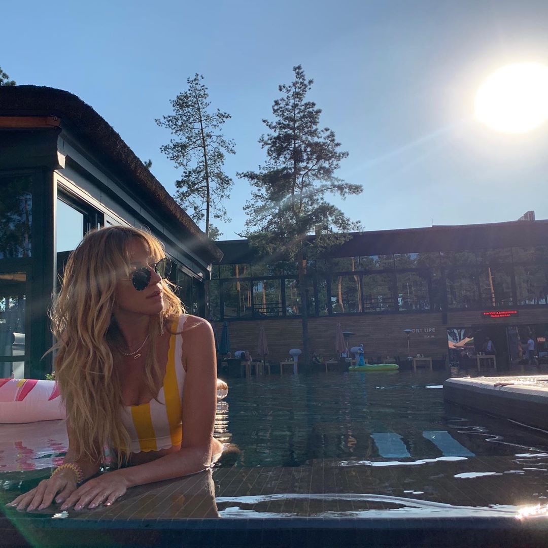 "Ноги від вух": Леся Нікітюк в басейні похвалилася ідеальними формами в смугастому купальнику