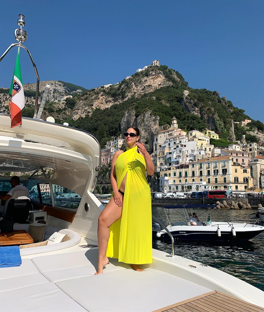 Сладкая парочка: Эшли Грэм демонстрирует пышные формы и пылкие чувства к мужу