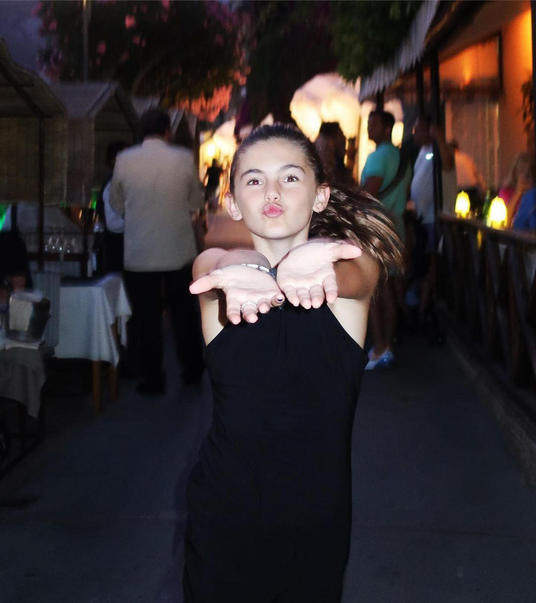 В соблазнительных нарядах и объятиях любимого: Алессандра Амбросио показала жаркие кадры с отдыха