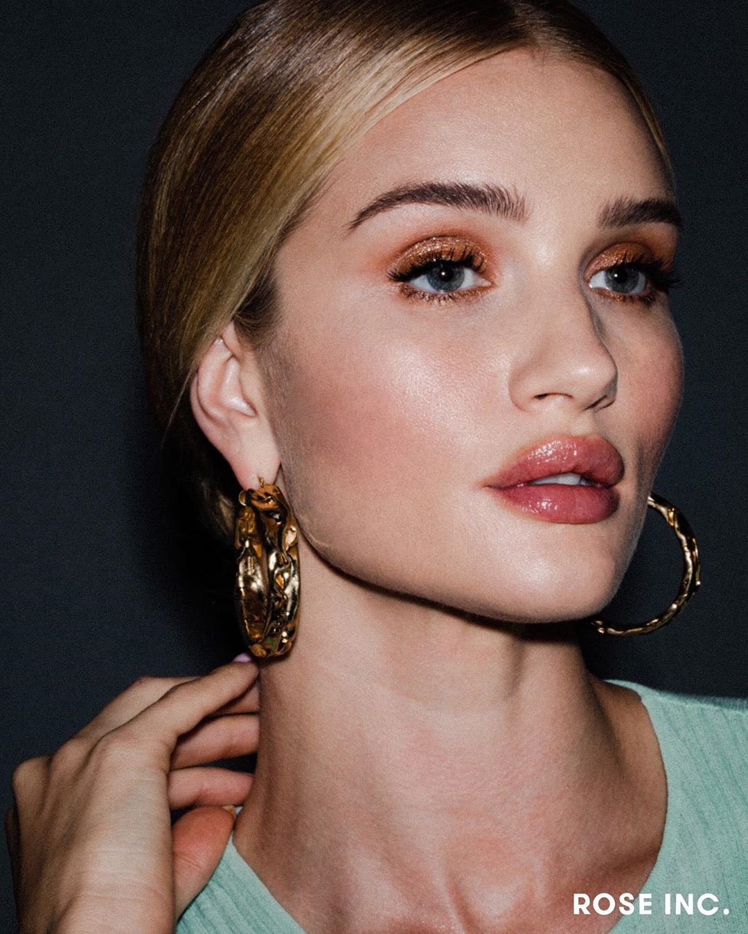 Вона ідеальна: Роузі Хантінгтон-Уайтлі захопила новим чуттєвим образом