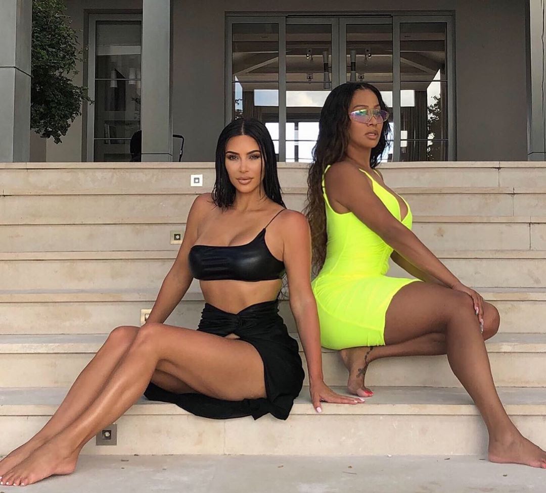 Горячо! Ким Кардашьян показала соблазнительную фигуру в латексном купальнике