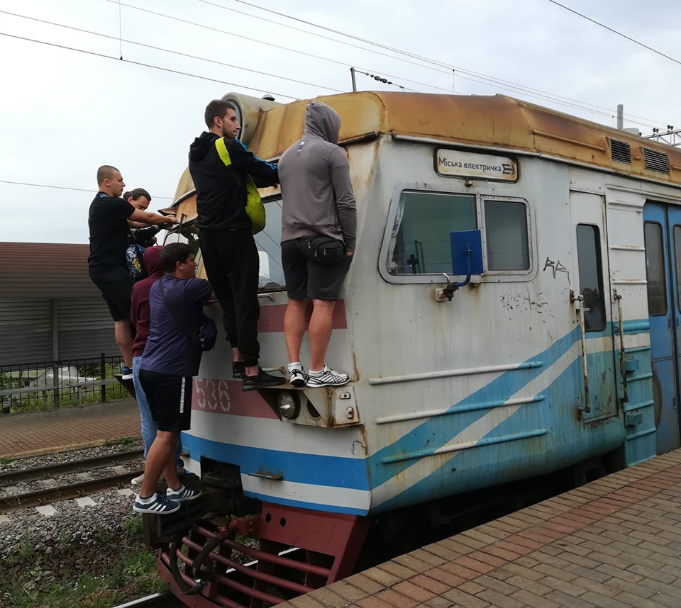 Це ж так небезпечно: фото київської електрички розгнівало користувачів мережі