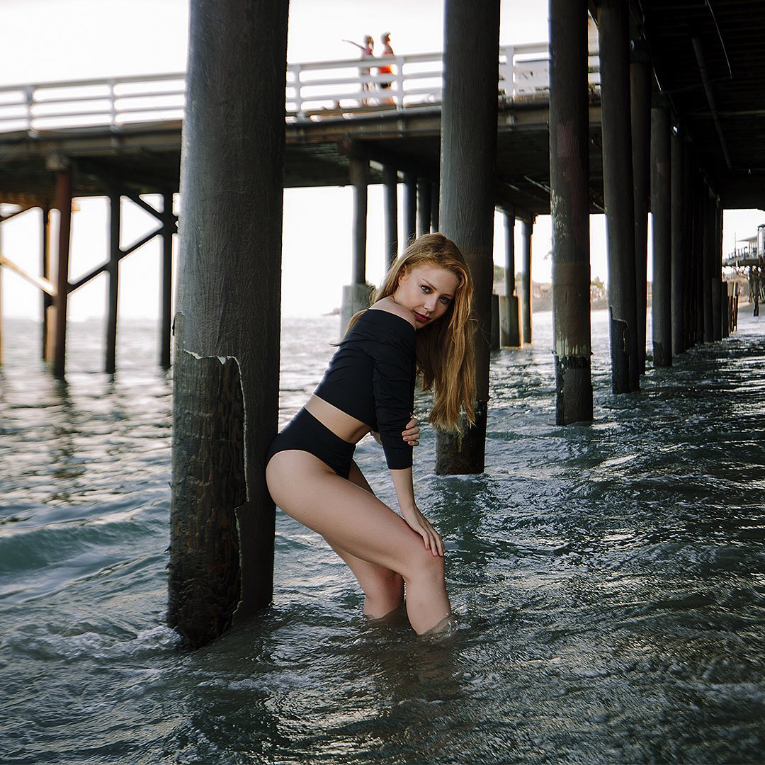 Мокра з ніг до голови: Тіна Кароль в трусиках і топі влаштувала ефектний пляжний фотосет