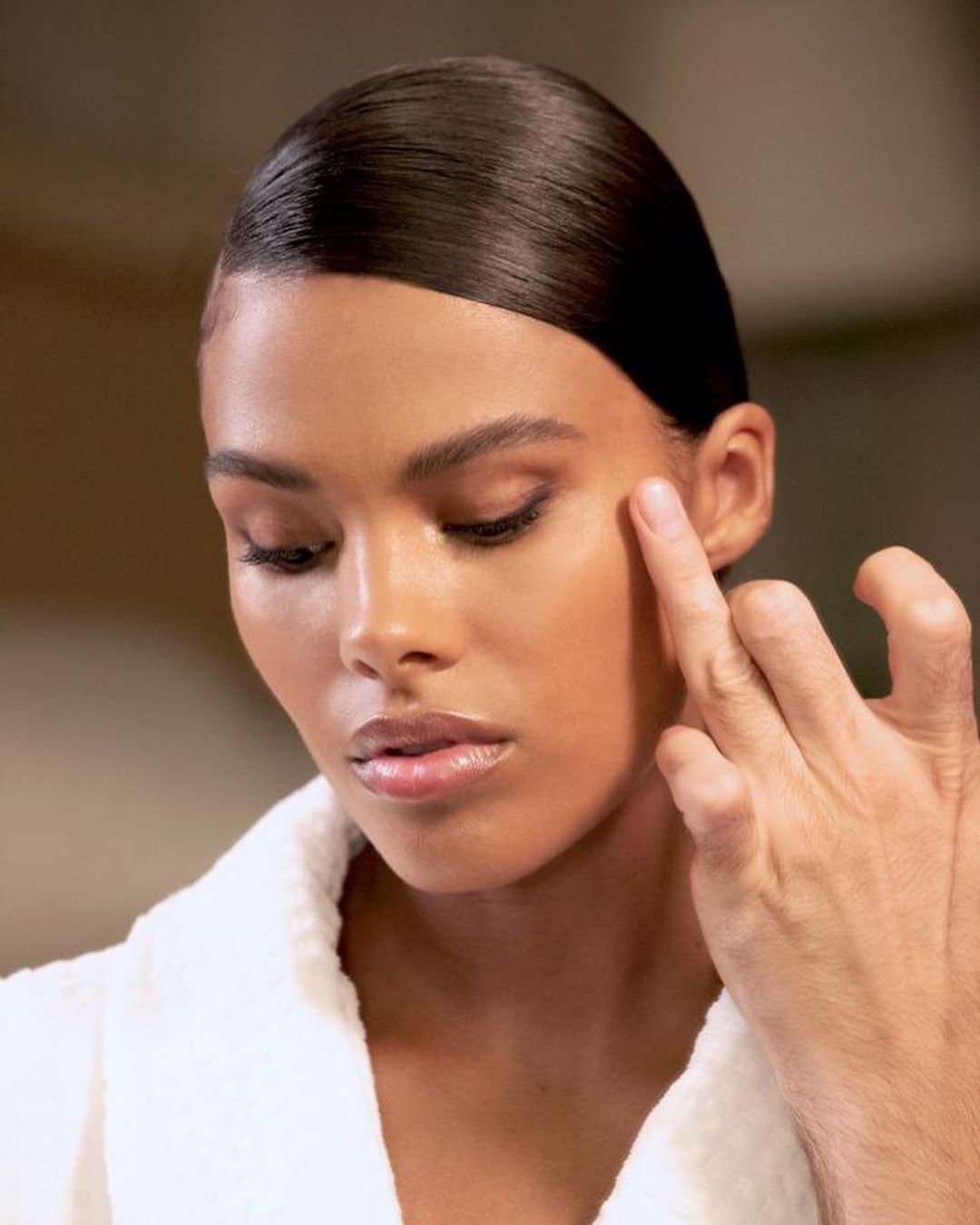 Ослепительна! Тина Кунаки подчеркнула пышную грудь стильным нарядом и изысканным колье