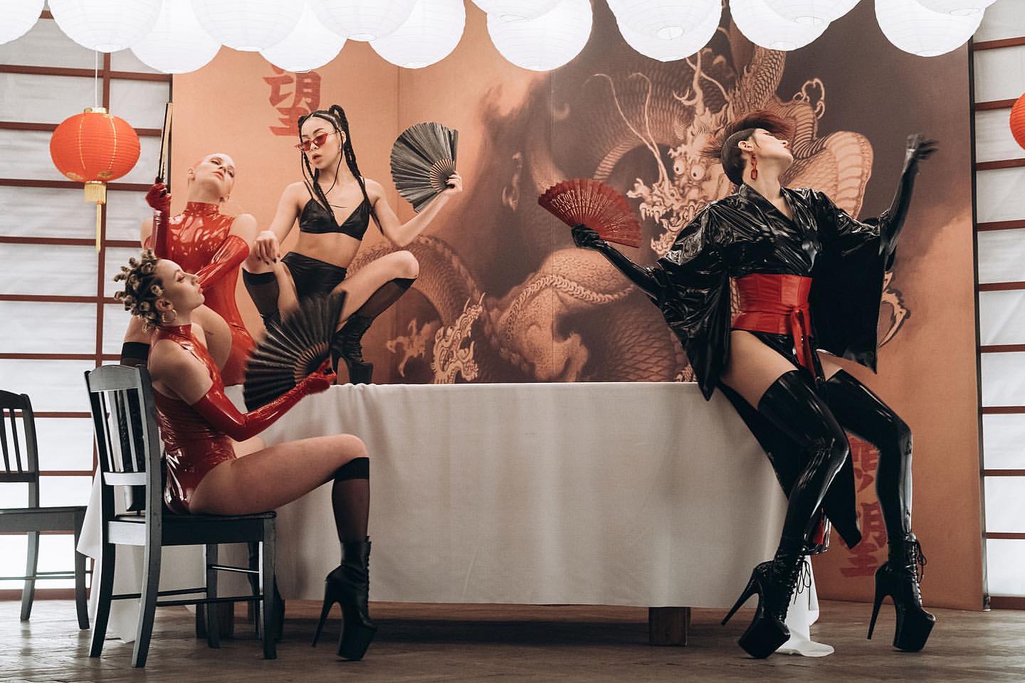 "Дуже смачно!" Епатажна MARUV підірвала мережу "латексними" фото