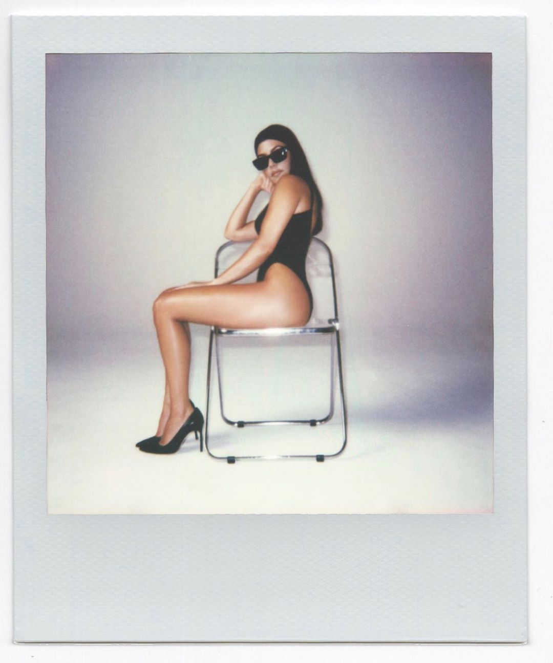 С забавными прическами и в леопардовых халатах: Кортни Кардашьян показала архивное фото с сестрами из юности