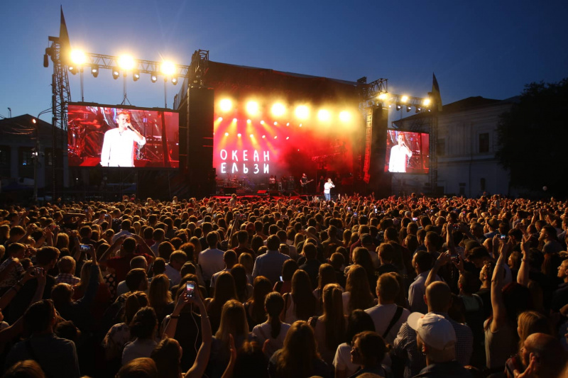 Зрелища вместо хлеба: как на концертах в Киеве агитировали накануне выборов в Раду