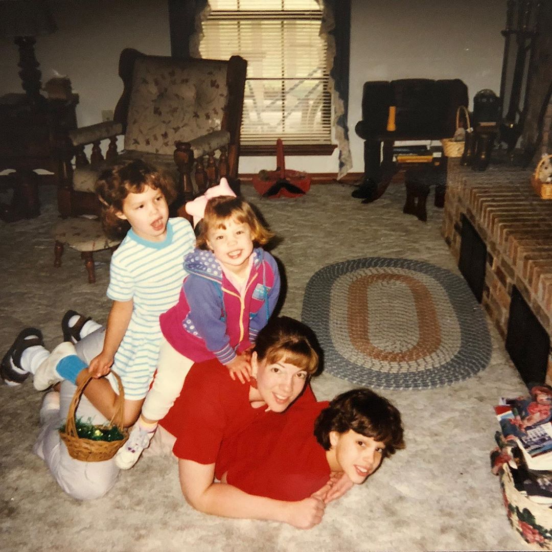 Не могу тебя дождаться! Беременная Эшли Грэм "похвасталась" животиком